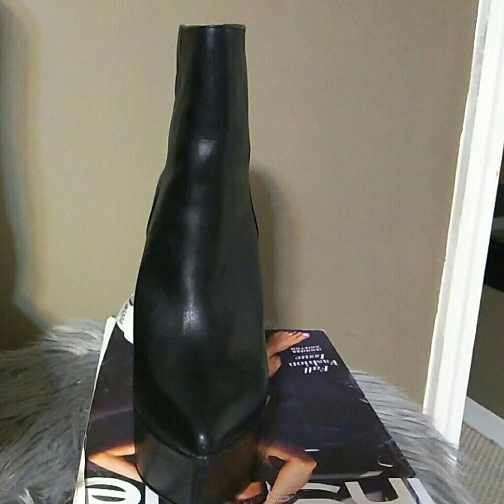 Max Azria - Picture 5 of 6